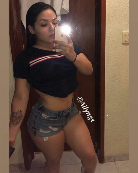 Naakte gelekte OnlyFans-foto van Aylin Guevara