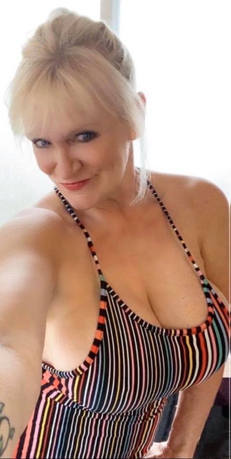 Naakte gelekte OnlyFans-foto van Sandie Lee