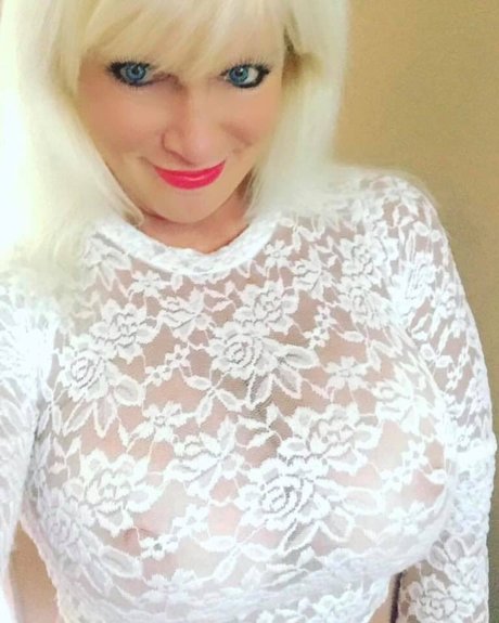 Naakte gelekte OnlyFans-foto van Sandie Lee