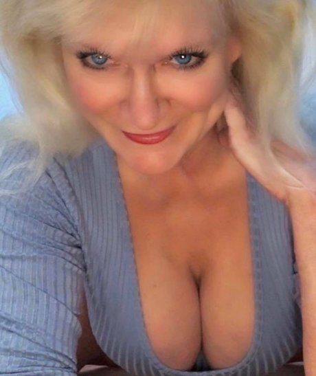 Naakte gelekte OnlyFans-foto van Sandie Lee