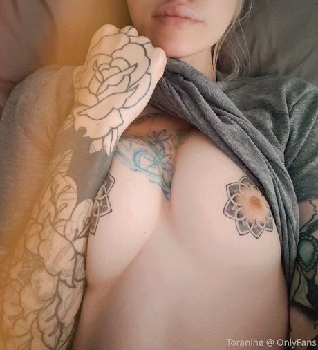 Naakte gelekte OnlyFans-foto van Toranine
