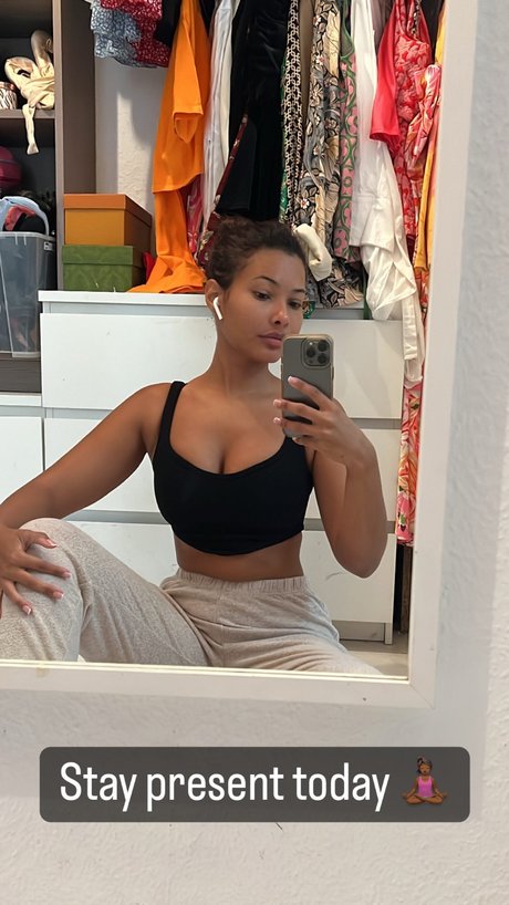 Naakte gelekte OnlyFans-foto van Steph Esther