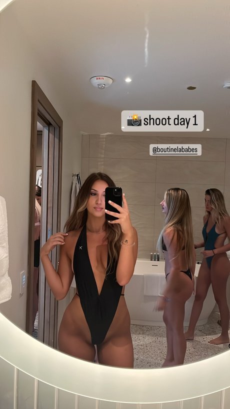 Naakte gelekte OnlyFans-foto van Julia Rae