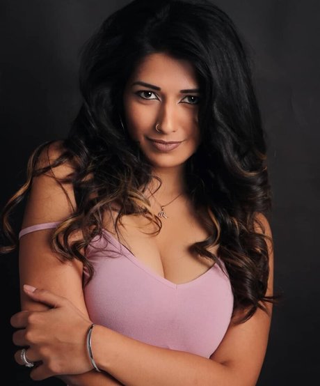 Naakte gelekte OnlyFans-foto van Rasha Kirmani