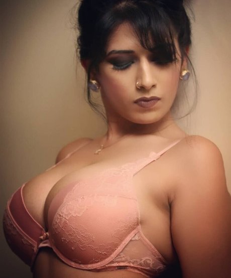 Naakte gelekte OnlyFans-foto van Rasha Kirmani