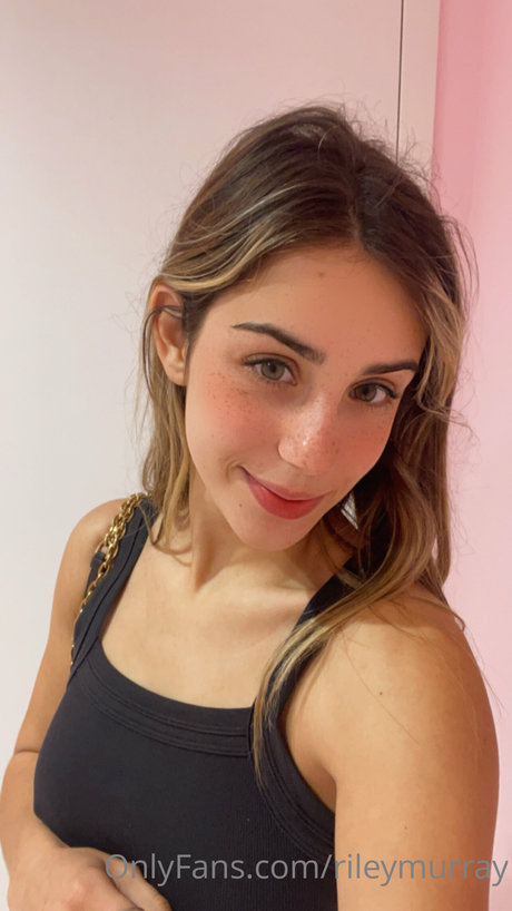 Naakte gelekte OnlyFans-foto van Riley Murray
