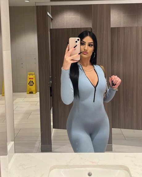 Naakte gelekte OnlyFans-foto van Diana Malchanovich
