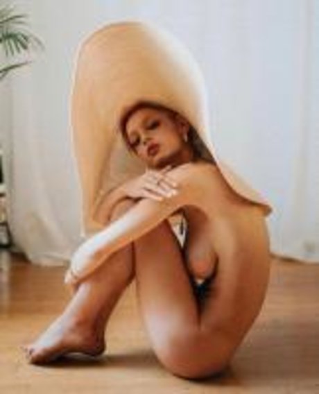 Naakte gelekte OnlyFans-foto van Roxane Eylaud