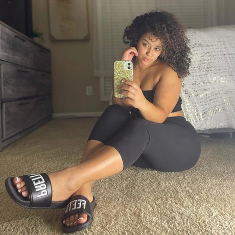 Naakte gelekte OnlyFans-foto van Falliie