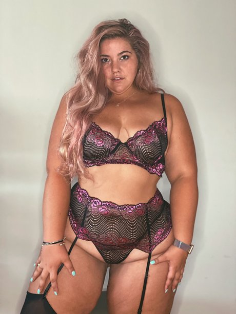 Naakte gelekte OnlyFans-foto van The Big Booty Barbie