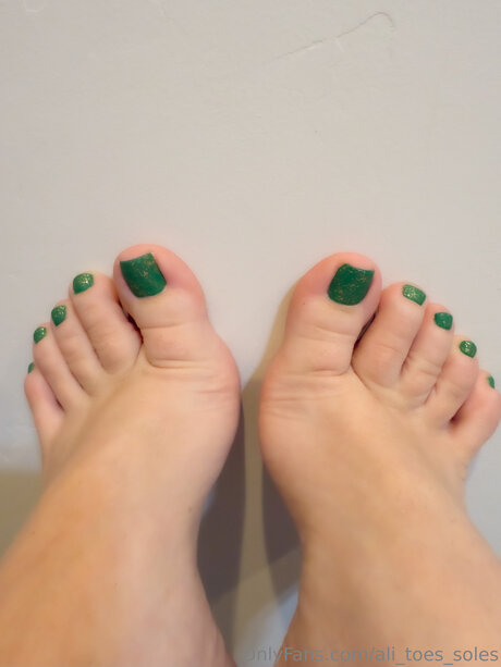 Naakte gelekte OnlyFans-foto van Ali Toes Soles