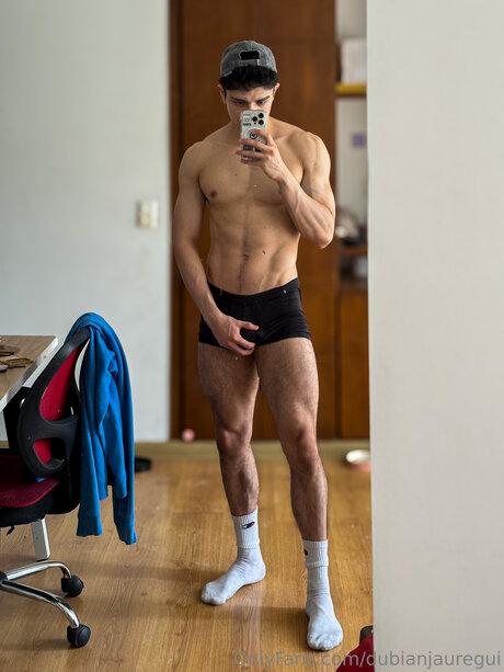Naakte gelekte OnlyFans-foto van Dubianjauregui
