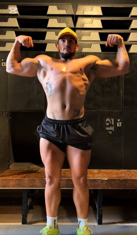 Naakte gelekte OnlyFans-foto van Fitboyfatdickfree