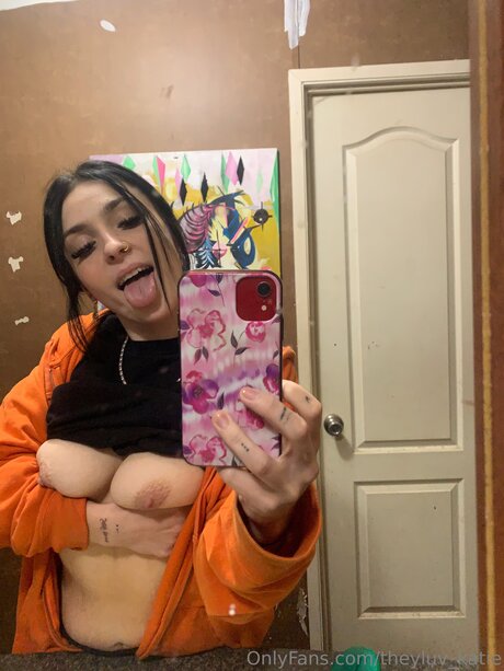 Naakte gelekte OnlyFans-foto van Theyluv Katie