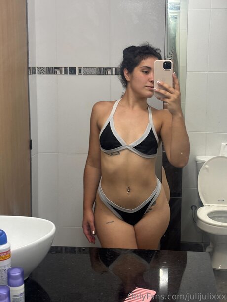 Naakte gelekte OnlyFans-foto van Julijulixxx