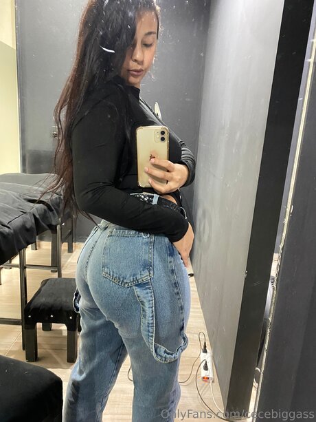 Naakte gelekte OnlyFans-foto van Cecebiggass
