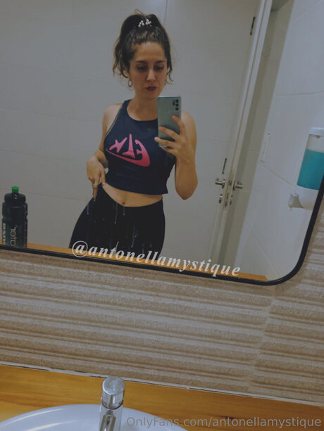 Ladyaria Hot