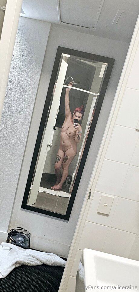 Naakte gelekte OnlyFans-foto van Aliceraine