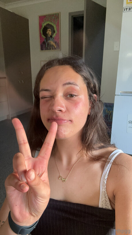 Naakte gelekte OnlyFans-foto van G Rose 2001