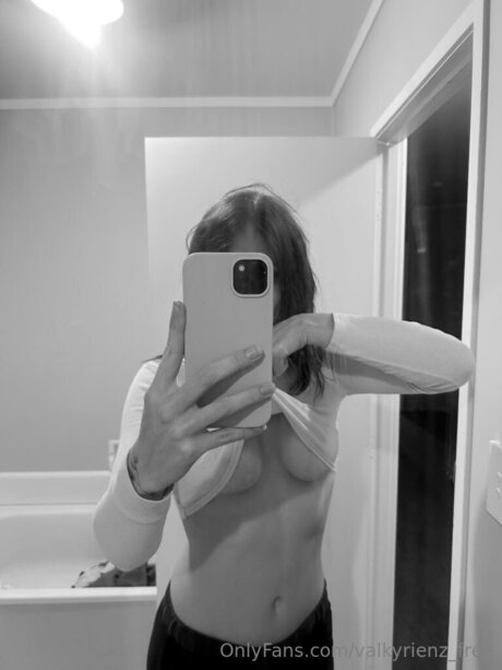 Naakte gelekte OnlyFans-foto van Valkyrienz Free