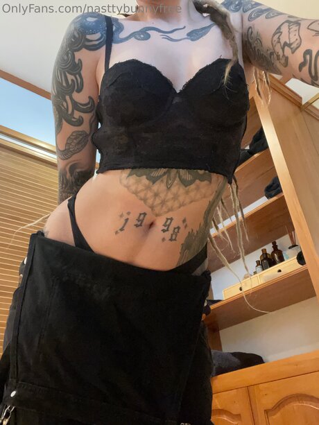 Naakte gelekte OnlyFans-foto van Nasttybunnyfree