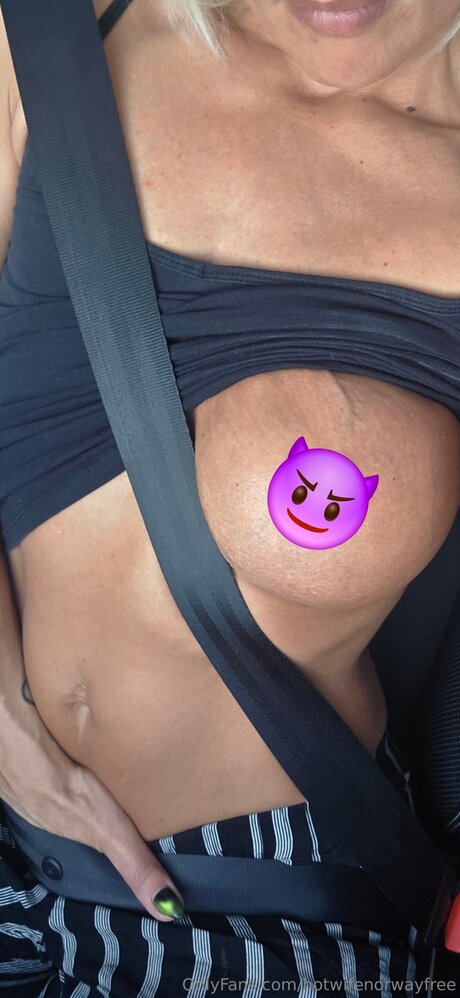 Naakte gelekte OnlyFans-foto van Hotwifenorwayfree