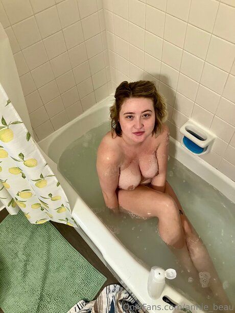 Naakte gelekte OnlyFans-foto van Annie Beau