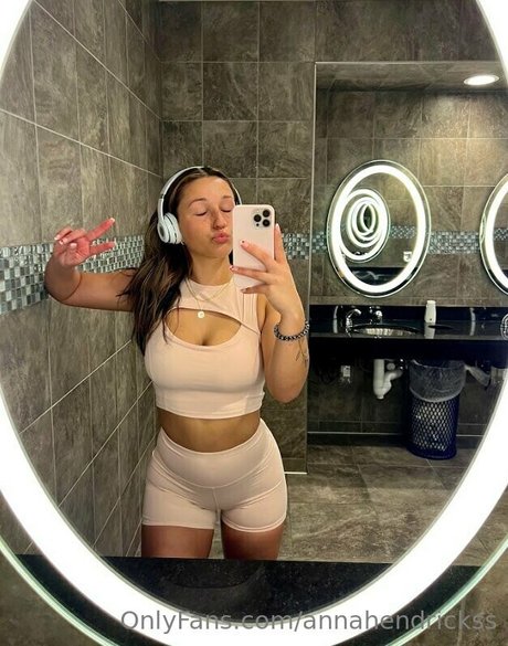 Naakte gelekte OnlyFans-foto van Annahendrickss