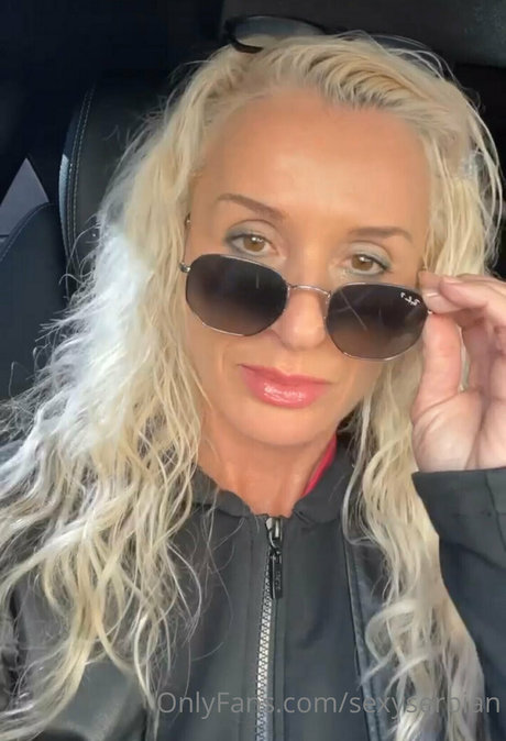 Naakte gelekte OnlyFans-foto van Sexyserbian