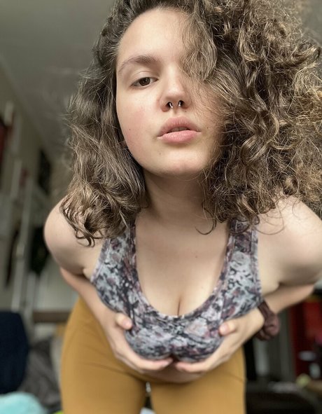 Naakte gelekte OnlyFans-foto van Hippiekitten420