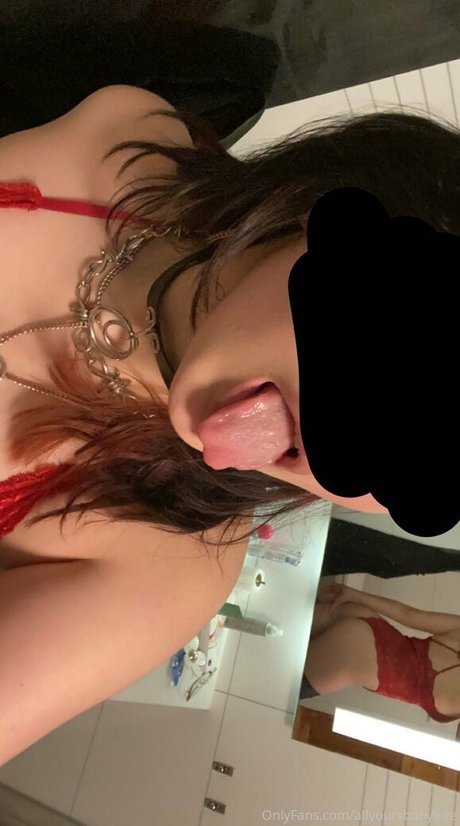 Naakte gelekte OnlyFans-foto van Allyoursbabyfree