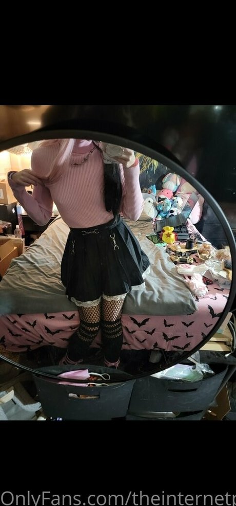 Naakte gelekte OnlyFans-foto van Theinternetpet