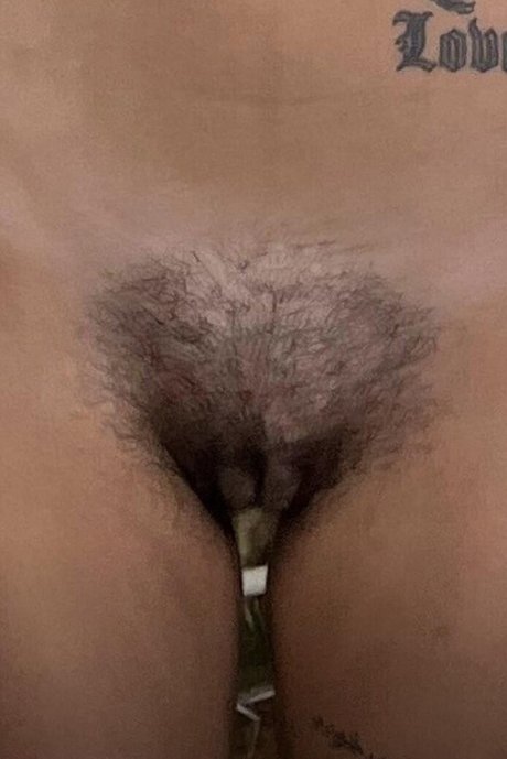 Naakte gelekte OnlyFans-foto van Nikairani
