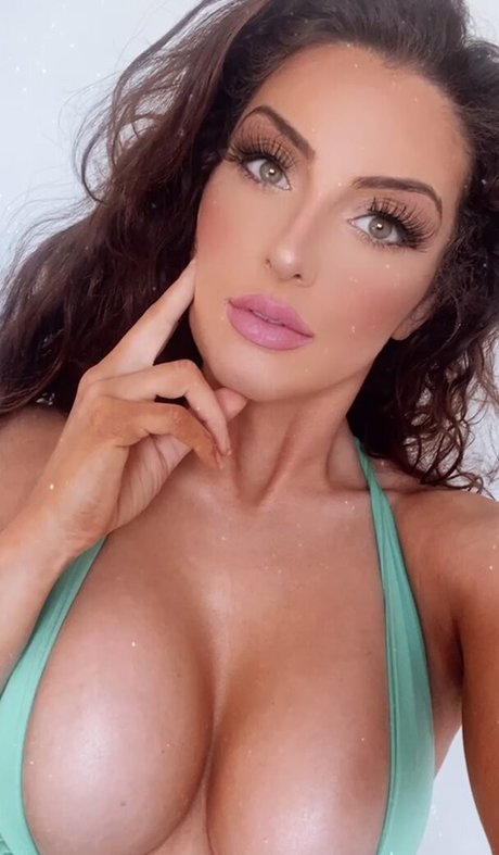 Naakte gelekte OnlyFans-foto van Kayleigh Rose Dematos