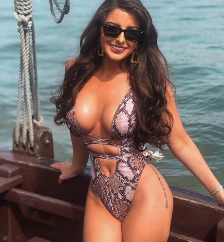 Naakte gelekte OnlyFans-foto van Kayleigh Rose Dematos