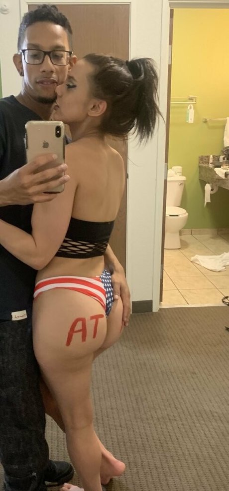 Naakte gelekte OnlyFans-foto van Officialmariajade