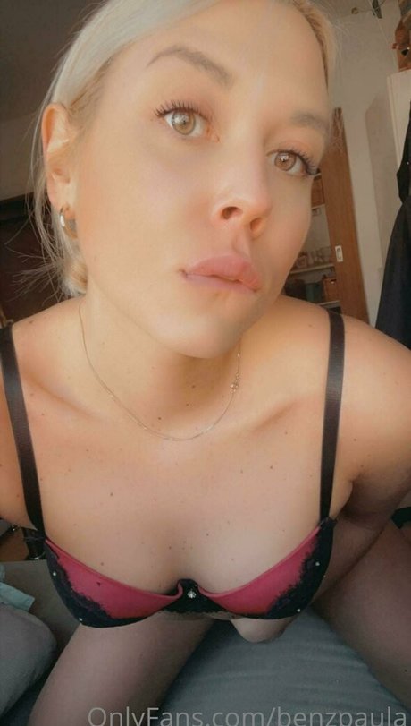 Naakte gelekte OnlyFans-foto van Benzpaula