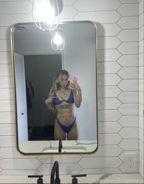 Naakte gelekte OnlyFans-foto van Yourfavhaley