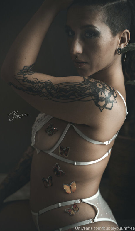 Naakte gelekte OnlyFans-foto van Bubblybuumfree