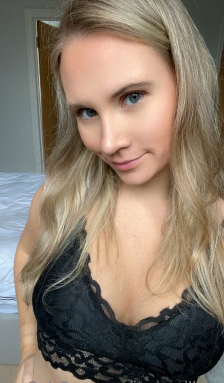 Naakte gelekte OnlyFans-foto van Jennywillson