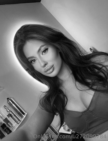 Naakte gelekte OnlyFans-foto van Barbiecake