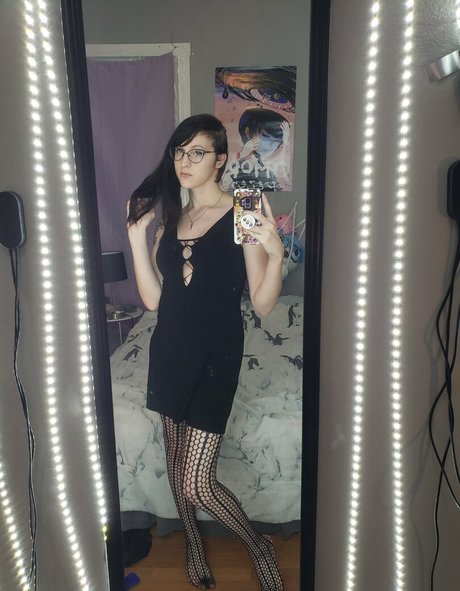 Naakte gelekte OnlyFans-foto van Gothravemom