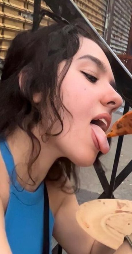 Naakte gelekte OnlyFans-foto van Alina Vlastaraki