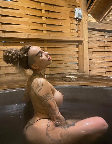 Naakte gelekte OnlyFans-foto van Arielgratis