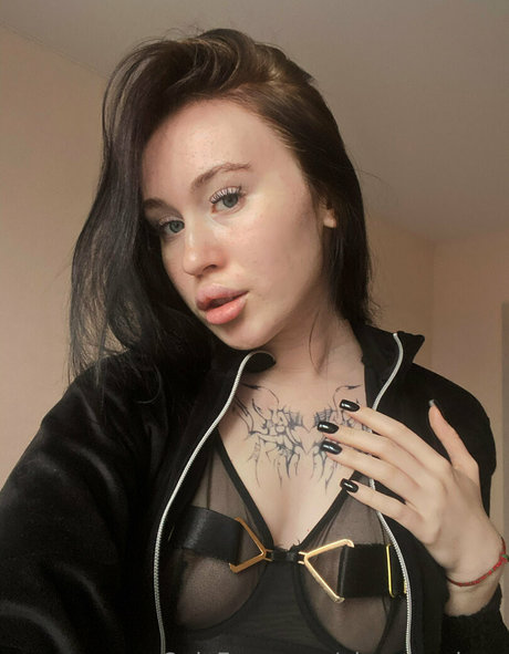 Naakte gelekte OnlyFans-foto van Olyacoralova