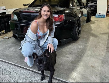 Naakte gelekte OnlyFans-foto van Sarah Decker