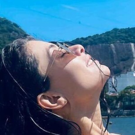 Naakte gelekte OnlyFans-foto van Alinne Moraes