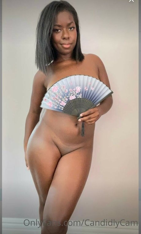 Naakte gelekte OnlyFans-foto van Camille Winbush
