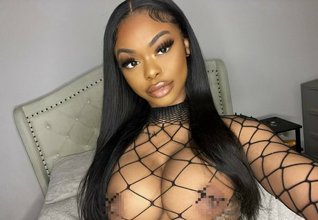 Naakte gelekte OnlyFans-foto van Juiccygalore