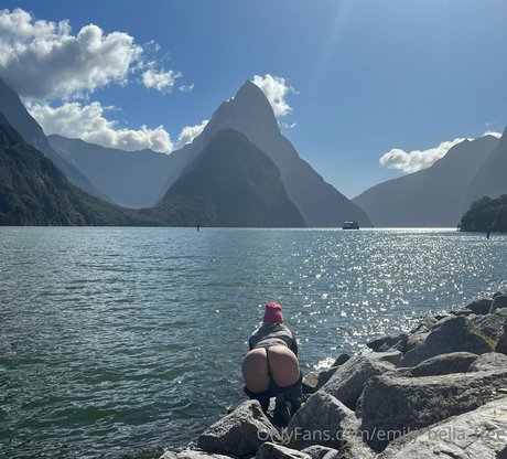 Naakte gelekte OnlyFans-foto van Emilybellafree